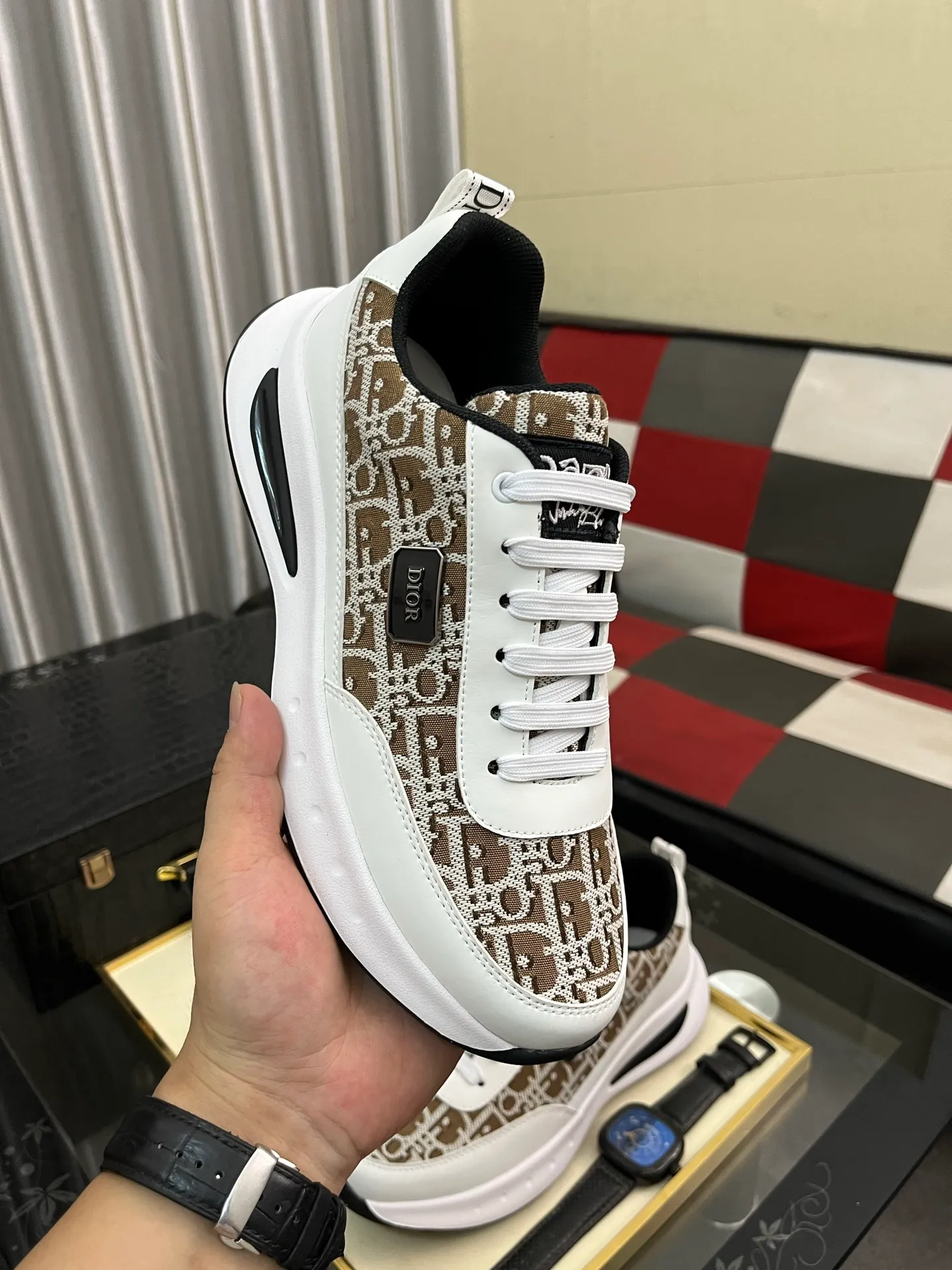 Men's men's shoes💰440⌚️⌚️Dior original quality.~ Unique modern style sneakers. 🏃A must-have casual shoe for trendy men😍😍 Original brand imported from Italy, imported original leather, sheep lining (refuses to discolor and grind feet) Sole: Original sole provided by the original factory, French lazy style design ⚠️Fit to the feet, original quality, super comfortable original sole. Just like shooting the real thing 🎬The real thing is better, code number: 38-443️⃣colors available